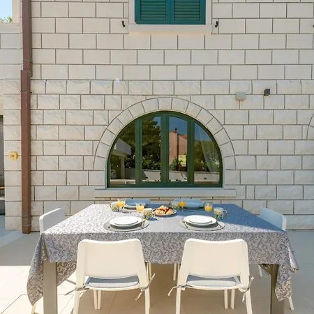 Apartmán With Pool And Hot Tub