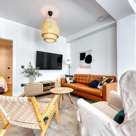 With Pool And Hot Tub Apartmán *