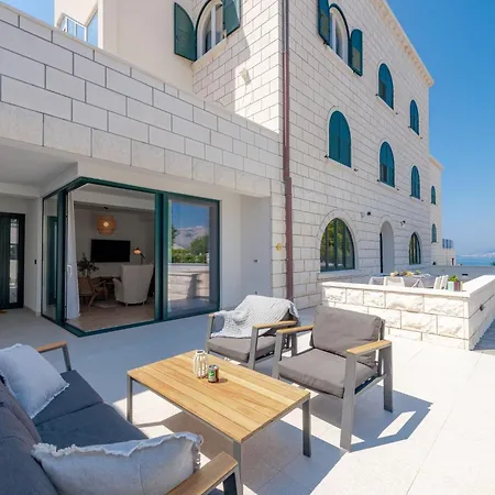 Apartment With Pool And Hot Tub Cavtat