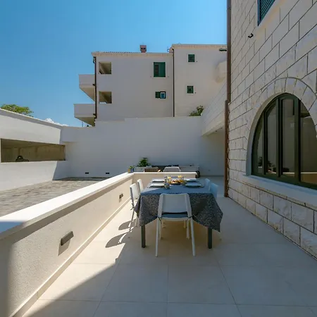 Apartmán With Pool And Hot Tub