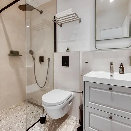 With Pool And Hot Tub Apartmán