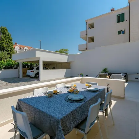 With Pool And Hot Tub Apartmán