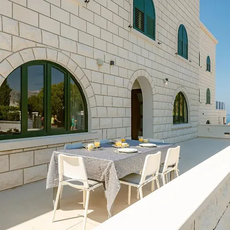 With Pool And Hot Tub Apartmán *