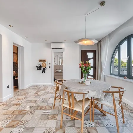 With Pool And Hot Tub Apartmán