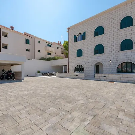 Apartment With Pool And Hot Tub Cavtat