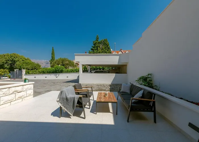 With Pool And Hot Tub Apartament Cavtat