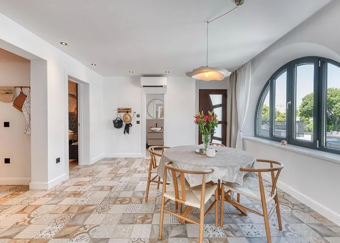 With Pool And Hot Tub Apartament