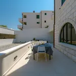 Daire With Pool And Hot Tub